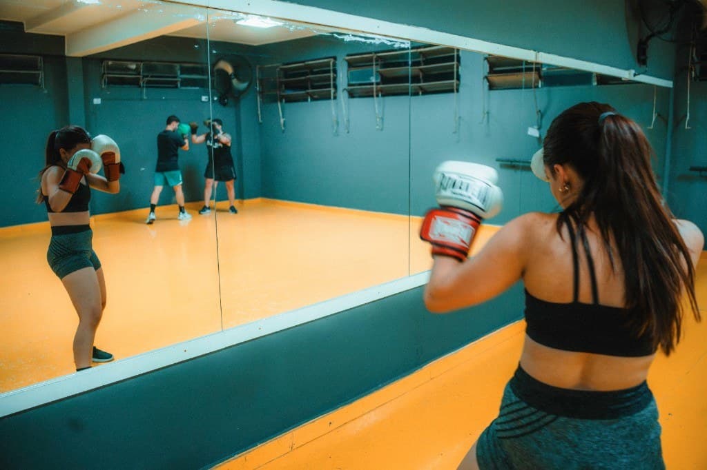Entrenamiento de box con guantes en una sede RedFit