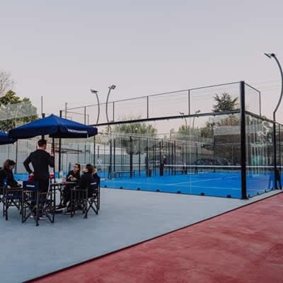 Cancha de pádel en un complejo RedFit — módulo opcional