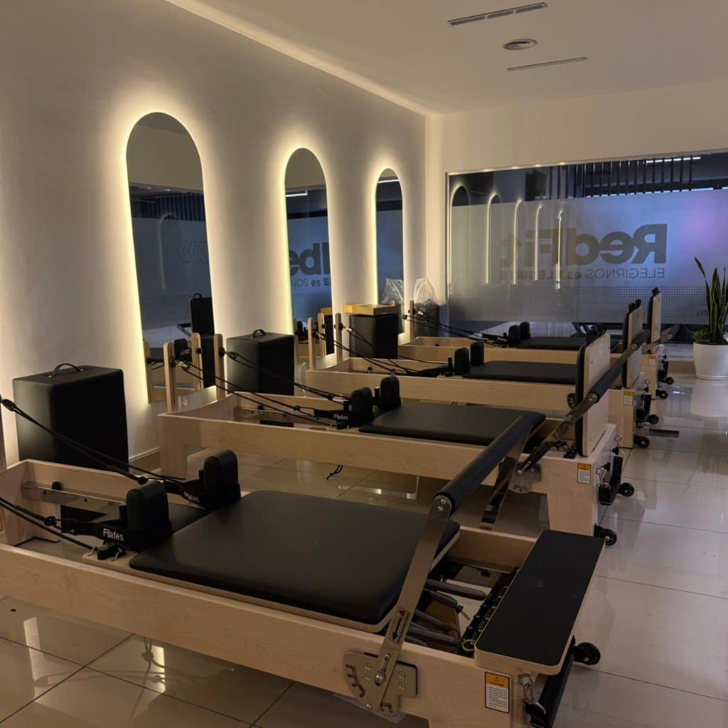 Estudio de Pilates con reformers en una sede RedFit