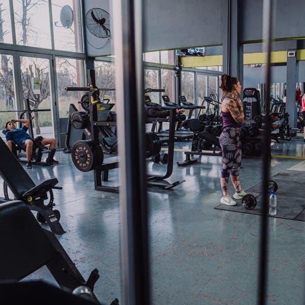 Interior de un gimnasio RedFit en Argentina con socios entrenando — oportunidad de franquicia fitness