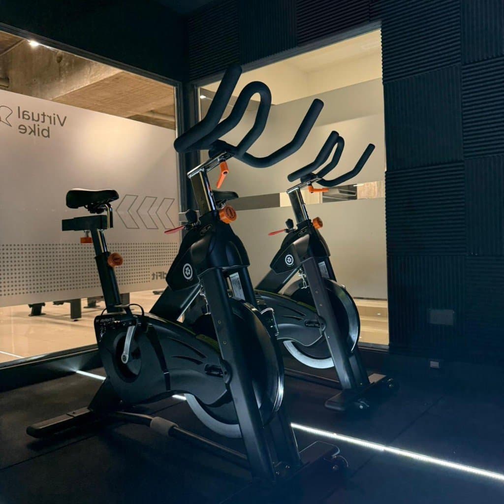 Sala de ciclismo con bicicletas fijas en una sede RedFit